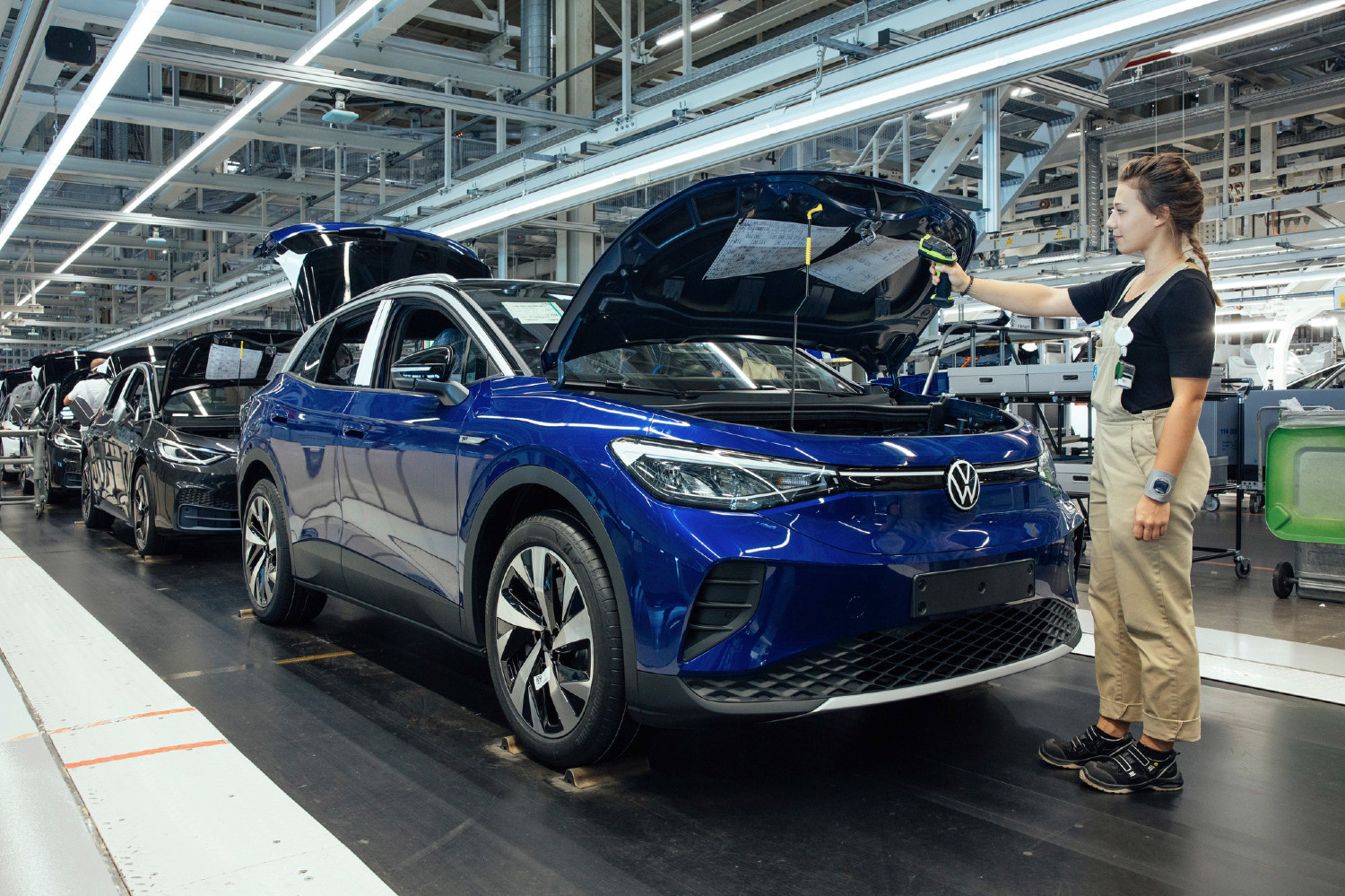 Avec le chinois qui monte. Les Américains gagnent en Europe en 2022 Bien que battu au championnat des modèles électriques à batterie et hybrides rechargeables, le groupe Volkswagen a pris sa revanche dans l'affrontement entre constructeurs, vendant non seulement plus de BEV, mais aussi plus de PHEV.