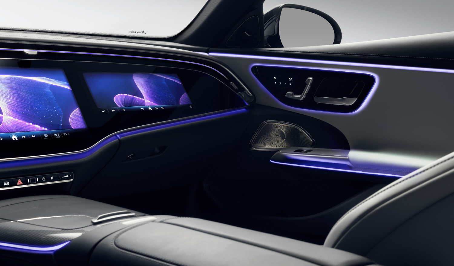 Avec le nouveau MBUX, le passager pourra regarder, par exemple, un film pendant le trajet... tant que cela ne gêne pas le conducteur.