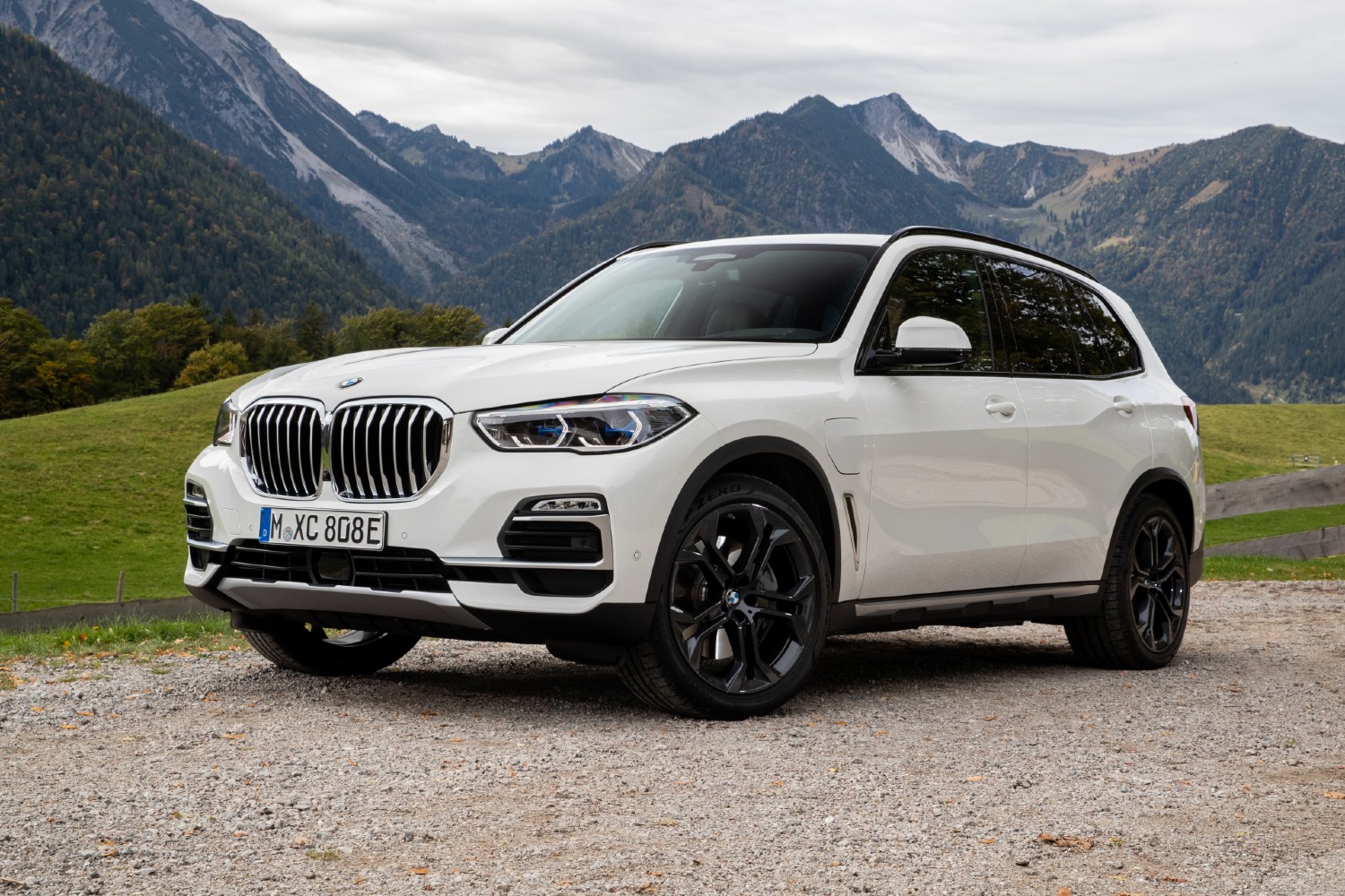 En plus d'autres nouvelles. BMW présente la nouvelle calandre du X5 renouvelé La BMW X5 xDrive45e actuelle