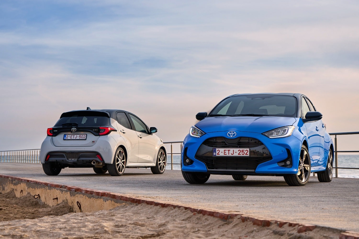 Outre la version Premiere très complète (à droite), Toyota a également présenté la future version GR Sport. 