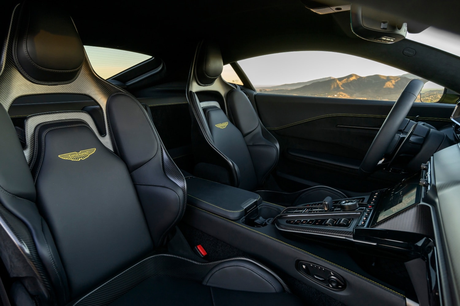 1707759605 756 Plus quun restylage Aston Martin renouvelle la Vantage en mettant