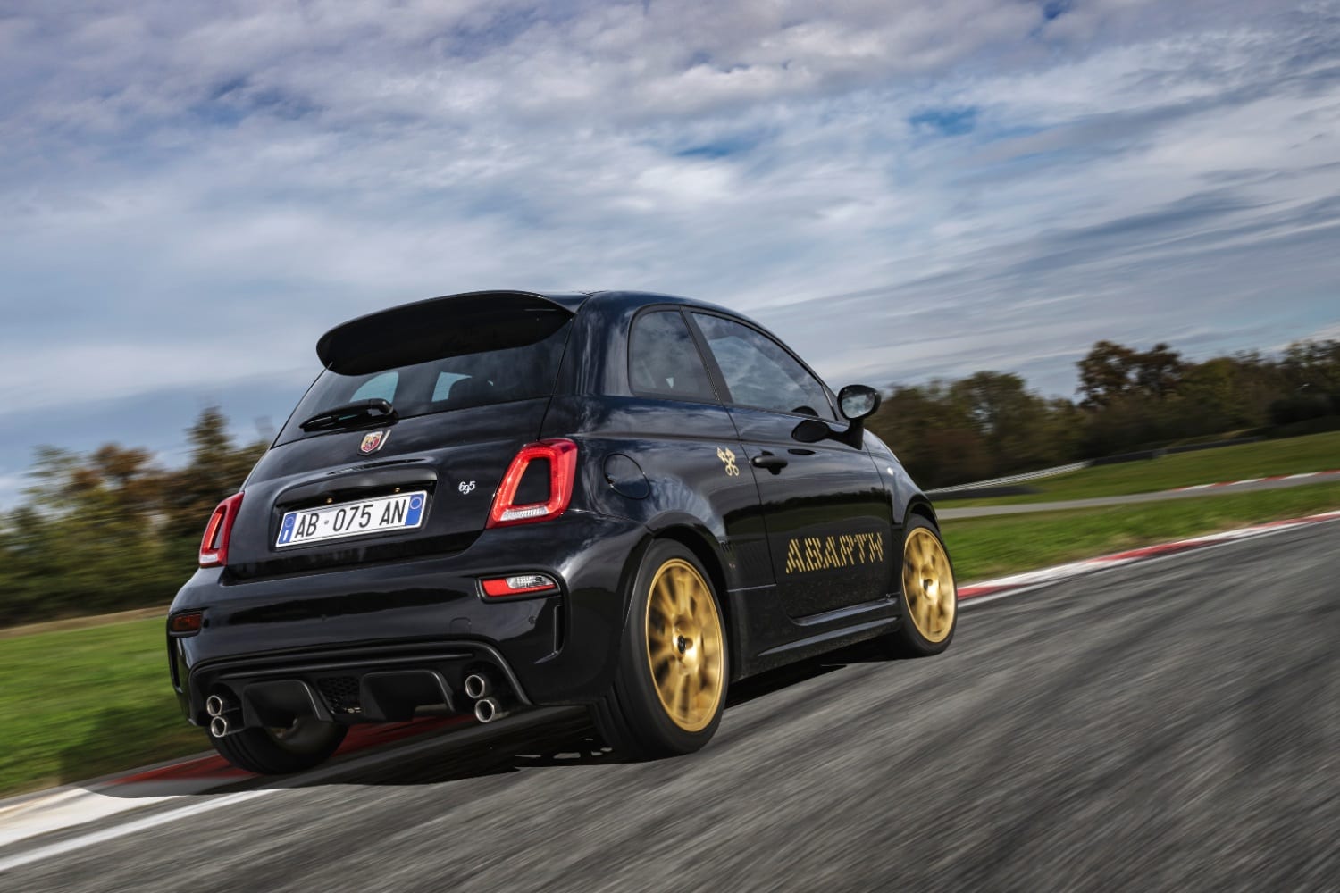 Le 695 '75.° Anniversario' promet non seulement un comportement engageant, mais aussi une sonorité addictive