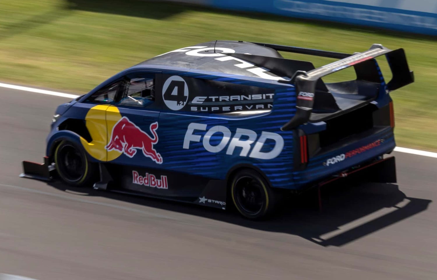 1709109604 486 Le Ford Supervan 42 EV electrique etablit des records au