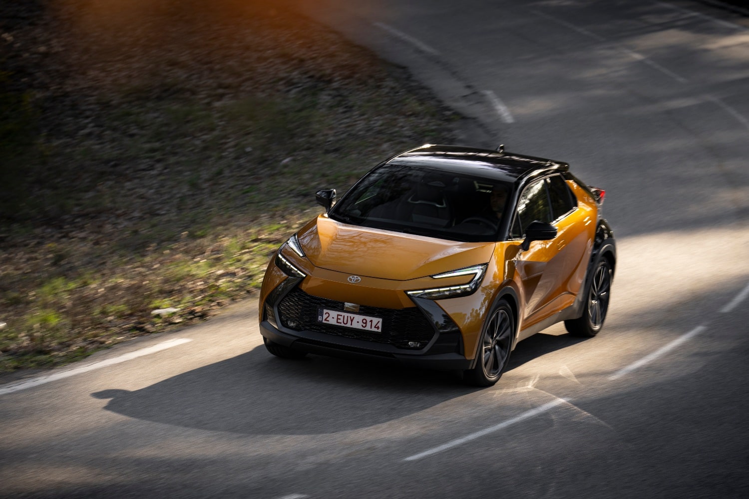 Le Toyota C-HR se renforce avec le PHEV… et 66 km d'autonomie Le Toyota C-HR PHEV présente un bon comportement dynamique, également grâce au placement de la batterie sous le plancher et entre les essieux.