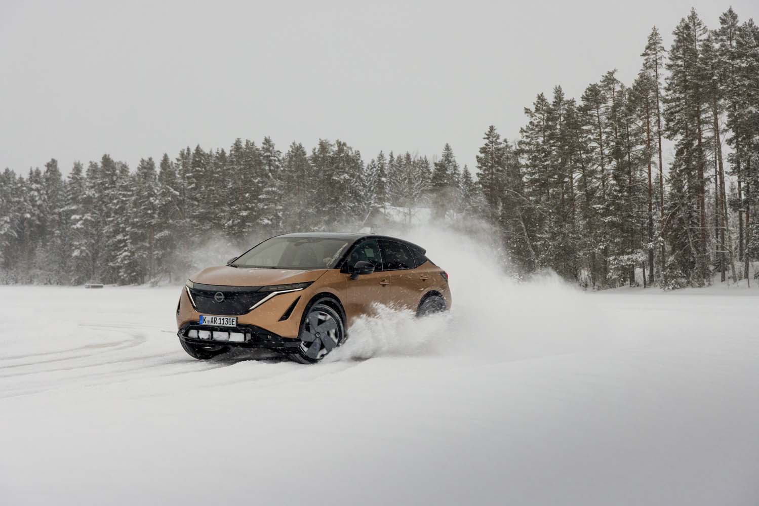 Ariya avec Nissan e-4orce accélère sur une piste verglacée