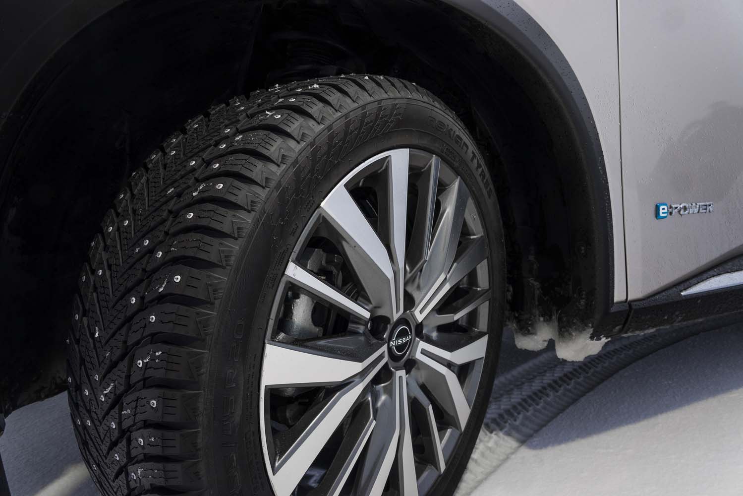 Pneu clouté X-Trail avec système Nissan e-4orce