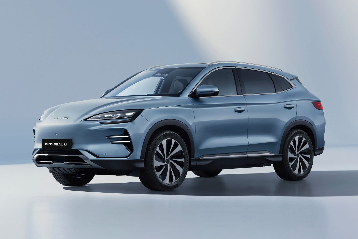 Bien qu'en Europe il ait été lancé avec un moteur exclusivement électrique, sous d'autres latitudes, comme en Australie, le SUV BYD Seal U est vendu dans une variante hybride rechargeable.