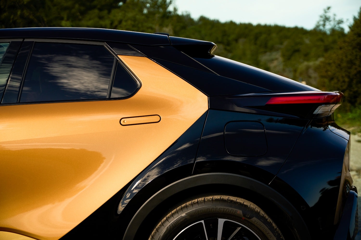 Le Toyota C-HR se renforce avec le PHEV… et 66 km d'autonomie Excellent aux places avant, le Toyota C-HR PHEV fait preuve de plus de retenue à l'arrière, non seulement d'accès, mais aussi de placement plus élevé des genoux.