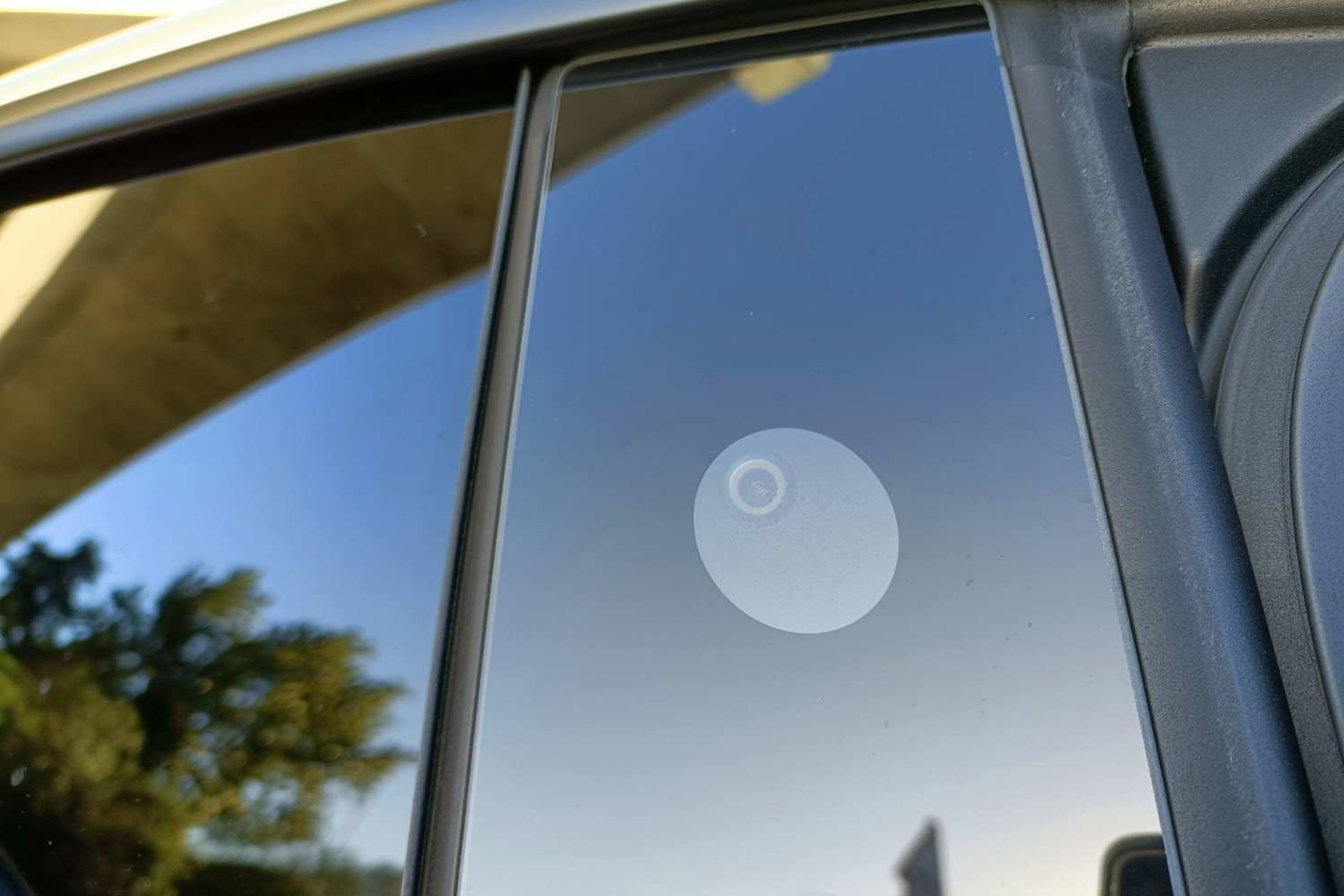 Le lecteur situé sur le montant B qui permet de déverrouiller et d'accéder à l'intérieur de la Tesla Model Y