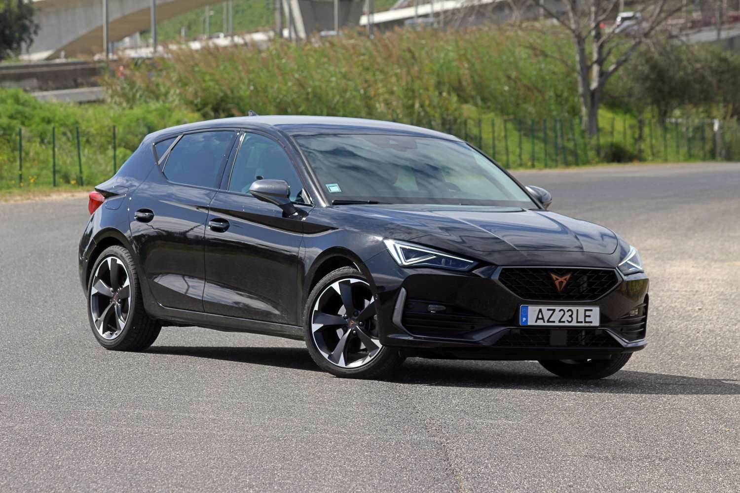 1712744970 695 Cupra Leon 15 eTSI 150 ch DSG Sportif en herbe