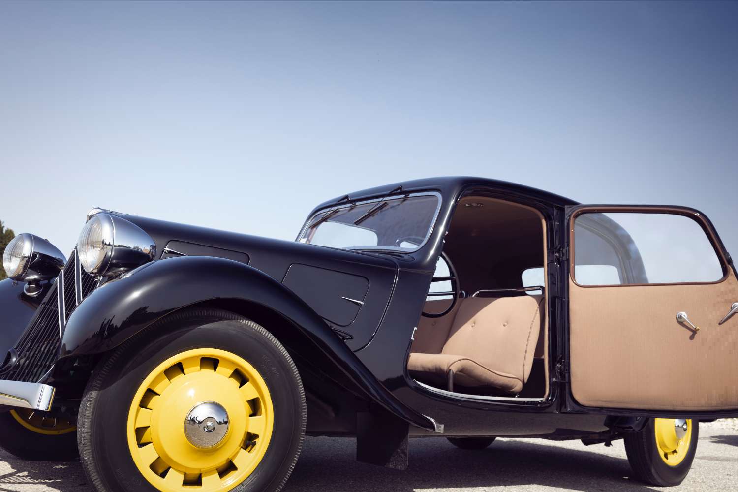 1714386559 86 Citroen Traction Avant Une voiture aux cent brevets fete ses