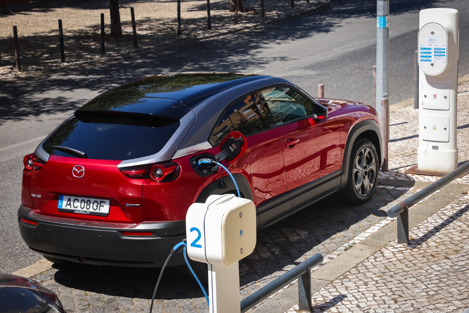 Évitez de conduire votre véhicule électrique avec une charge de batterie inférieure à 10-20 %, afin d'atténuer la dégradation de la batterie.
