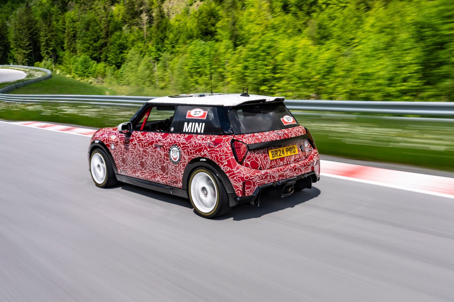 1716304864 80 Fidele a la combustion La Mini JCW fait ses debuts