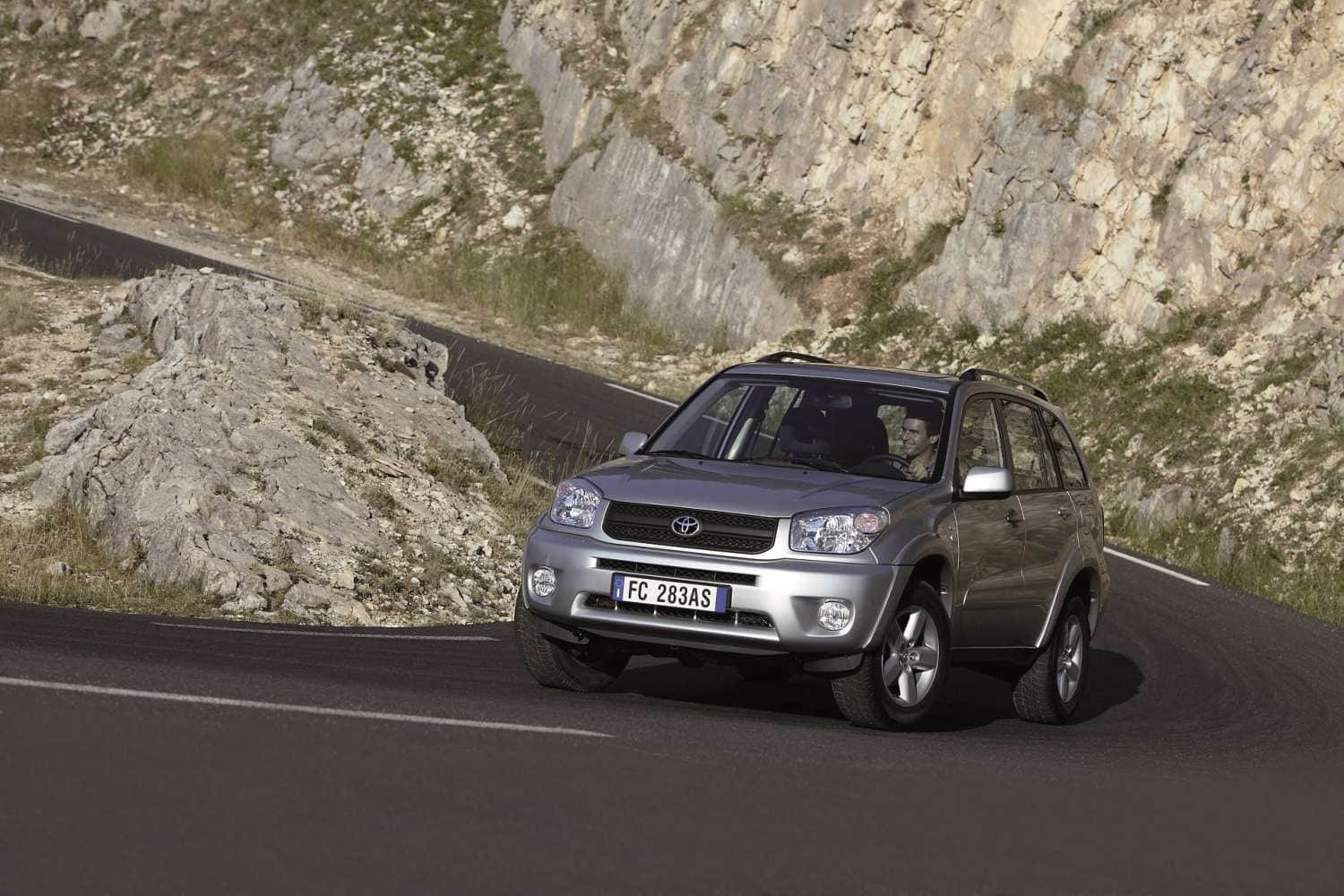 1717496487 50 Rencontrez les cinq generations Le Toyota RAV4 fete ses 30