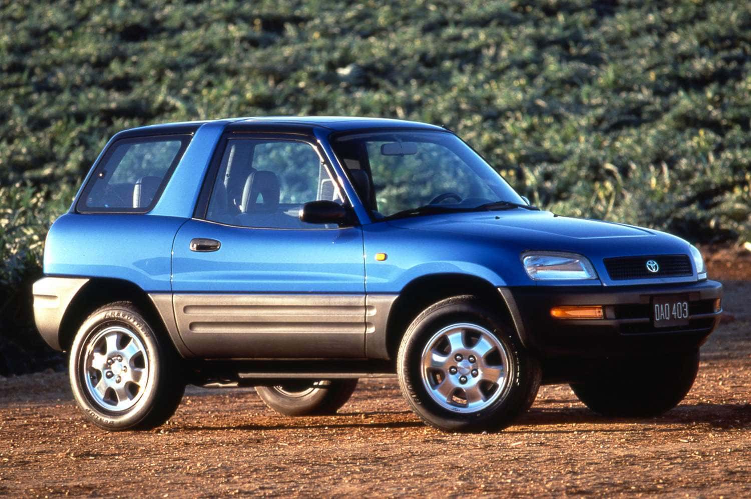 1717496487 649 Rencontrez les cinq generations Le Toyota RAV4 fete ses 30