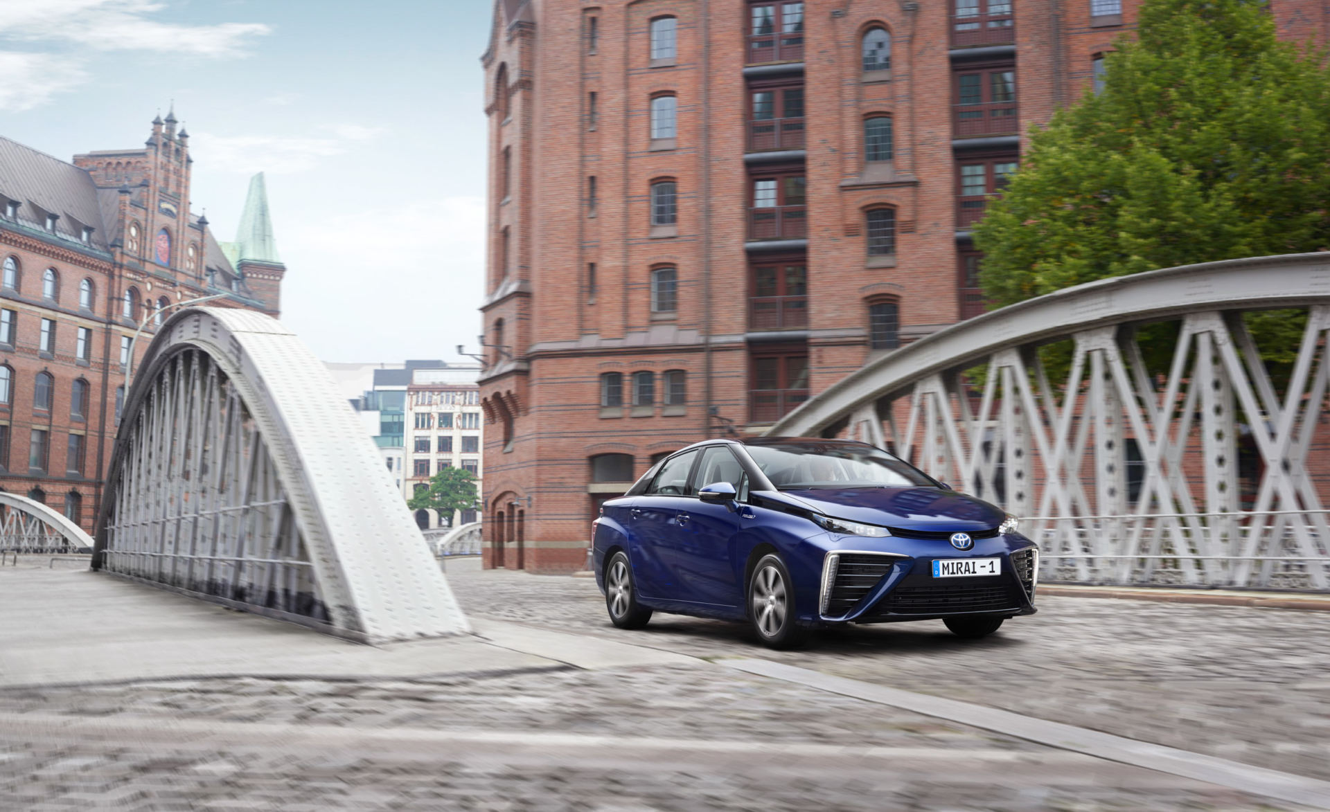 Berline à l'image futuriste, la Mirai a été, pour Toyota, le véhicule de promotion de la technologie de propulsion à hydrogène