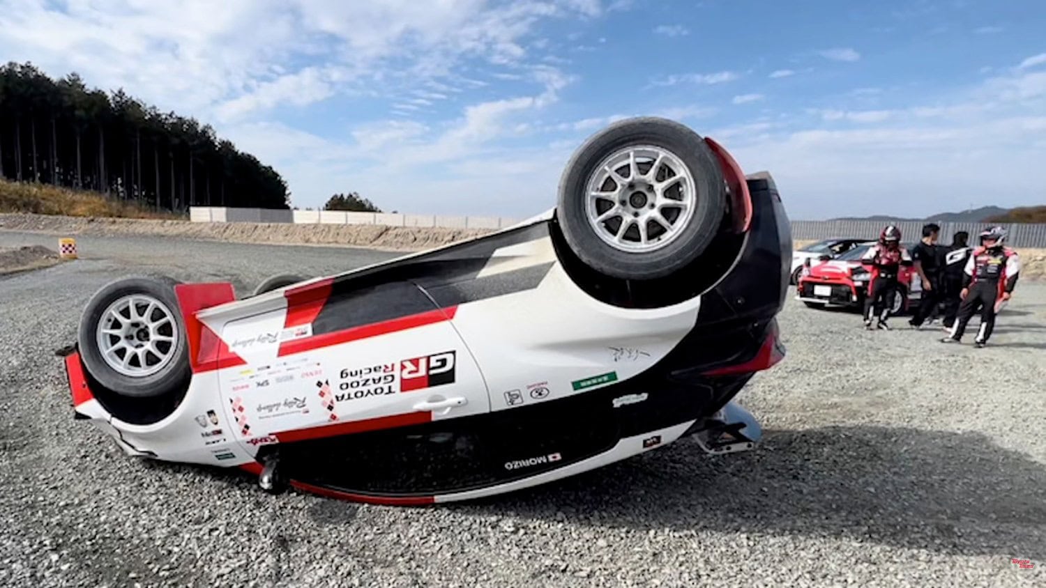 Enregistré en vidéo. Le jour où Akio Toyoda a renversé une voiture de rallye GR Yaris Enregistre en video Le jour ou Akio Toyoda a renverse