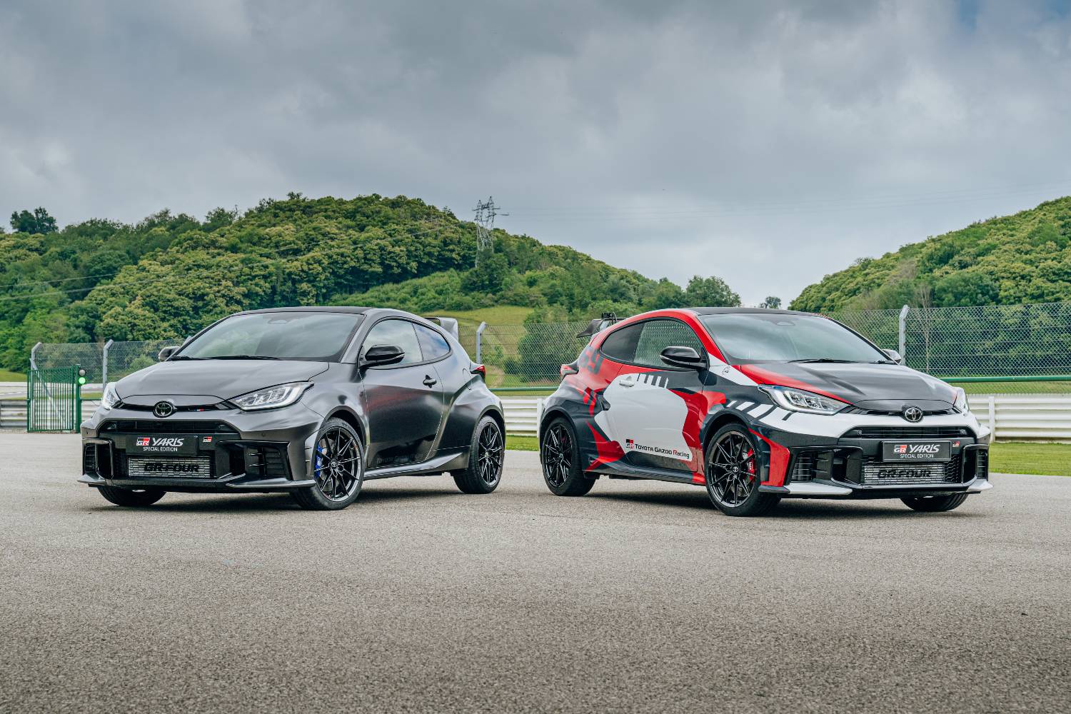 Testé sur piste. La Toyota GR Yaris mise à jour est le bonheur sur roues Les éditions spéciales, avec la version Ogier à gauche et la Rovanperä à droite