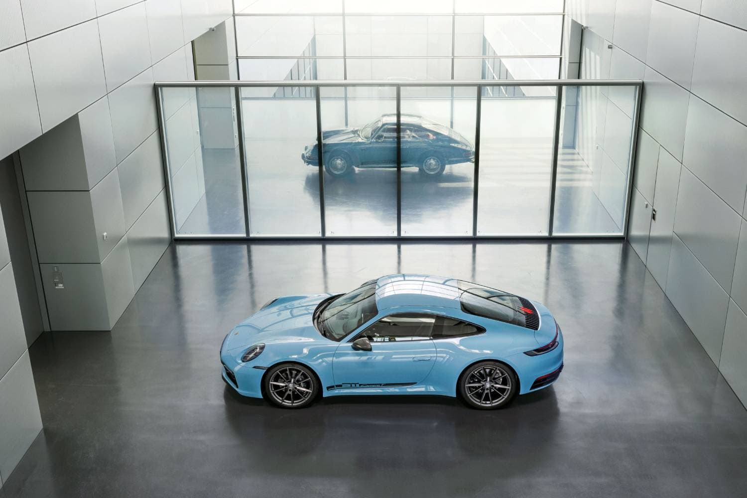 La Porsche 911 actuelle, avec le modèle original, en arrière-plan