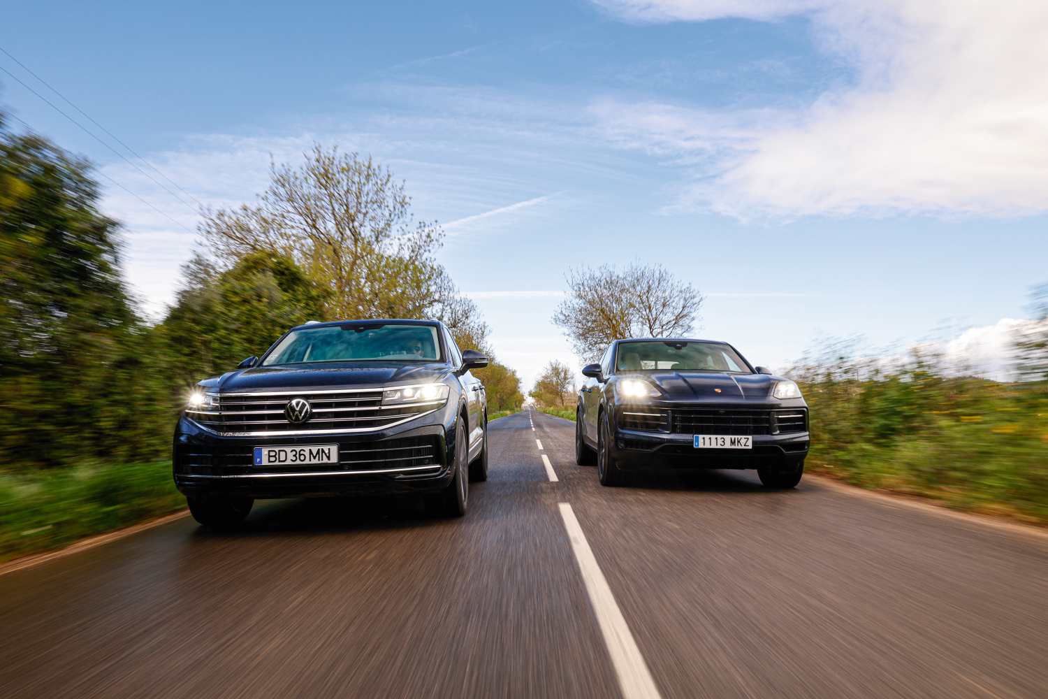 1723630831 414 Porsche Cayenne Coupe contre Volkswagen Touareg Rencontre des freres