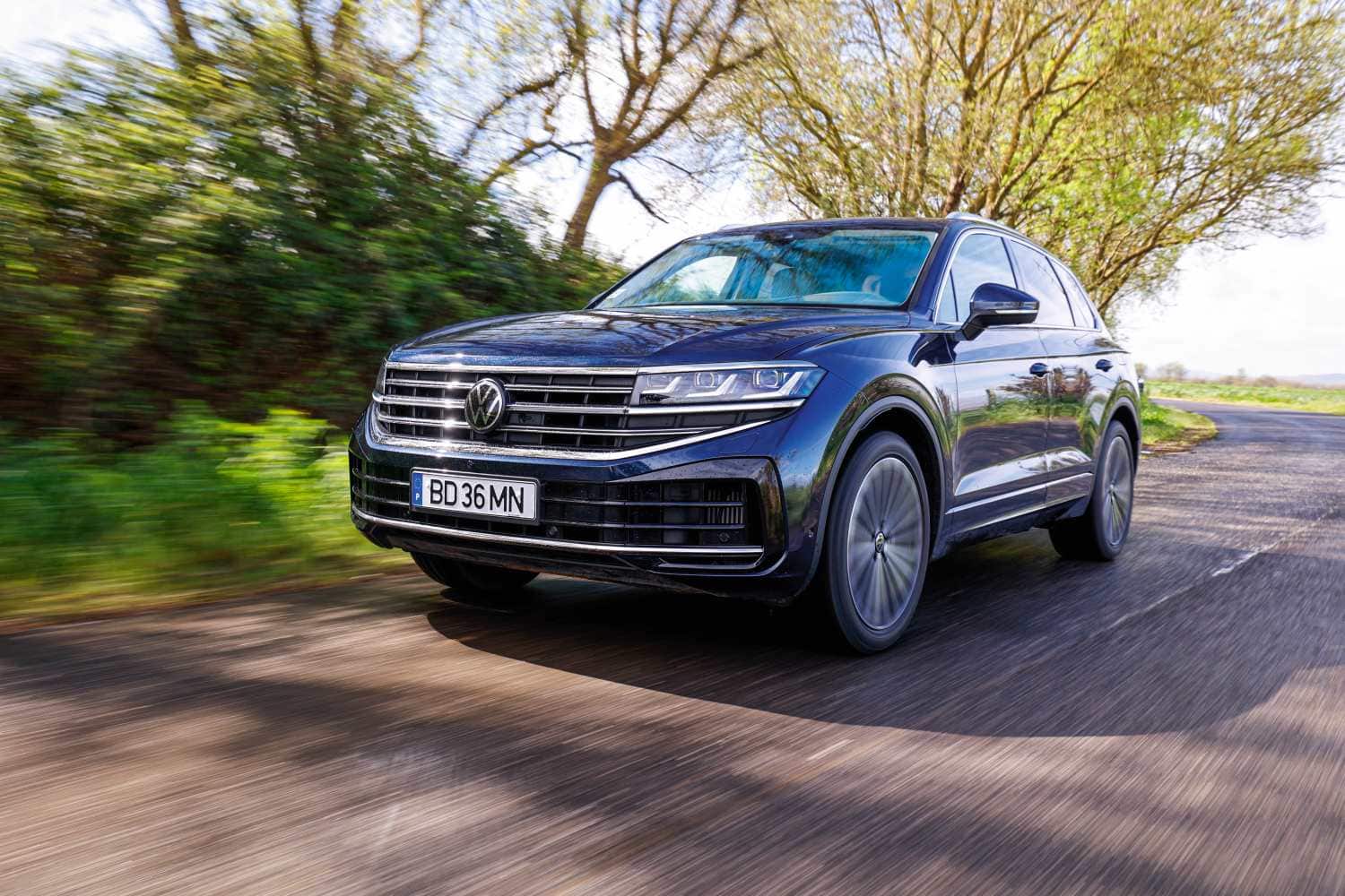 1723630831 548 Porsche Cayenne Coupe contre Volkswagen Touareg Rencontre des freres