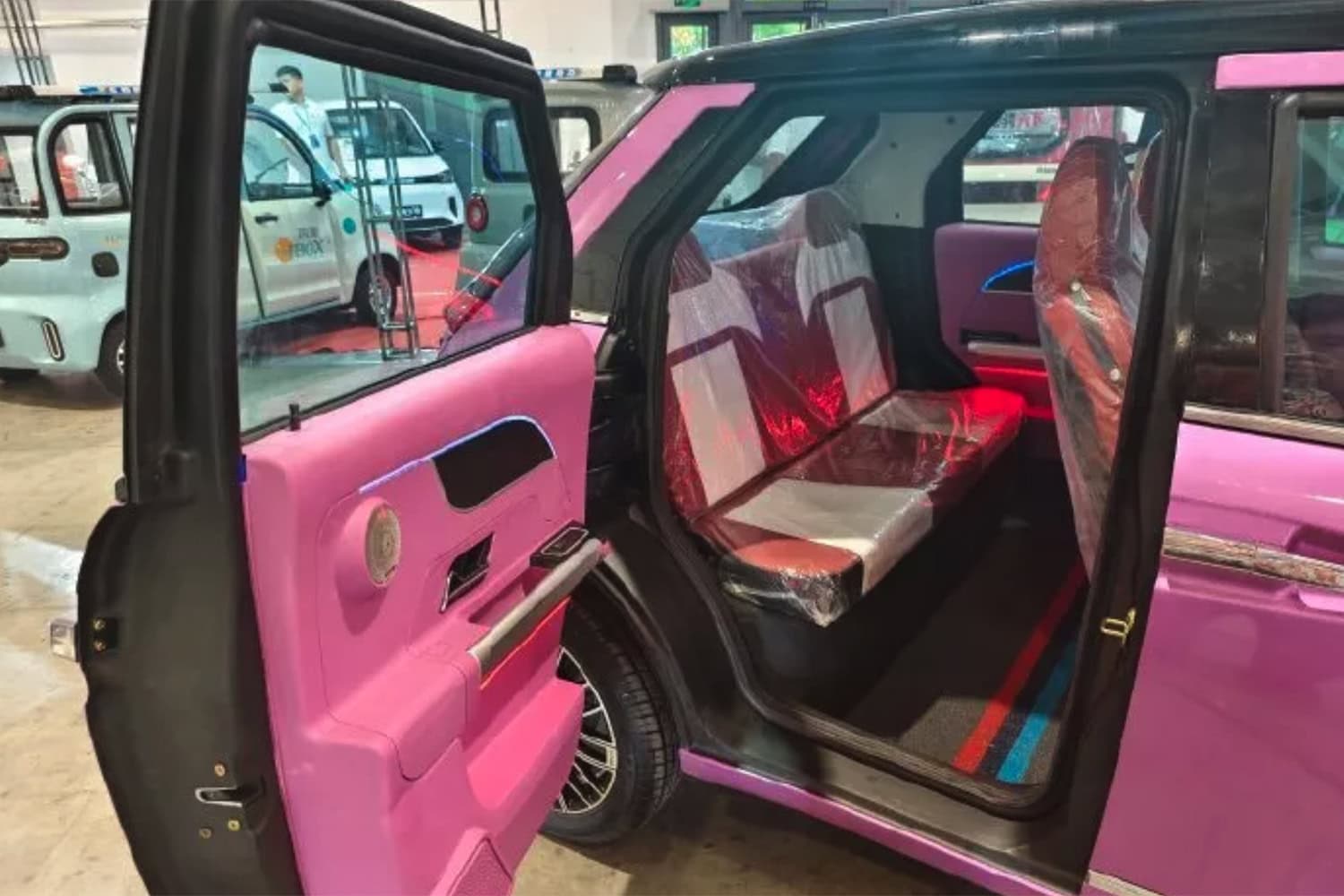 Malgré ses dimensions compactes, la Rolls-Royce Phantom chinoise n'abandonne même pas l'ouverture suicidaire des portes