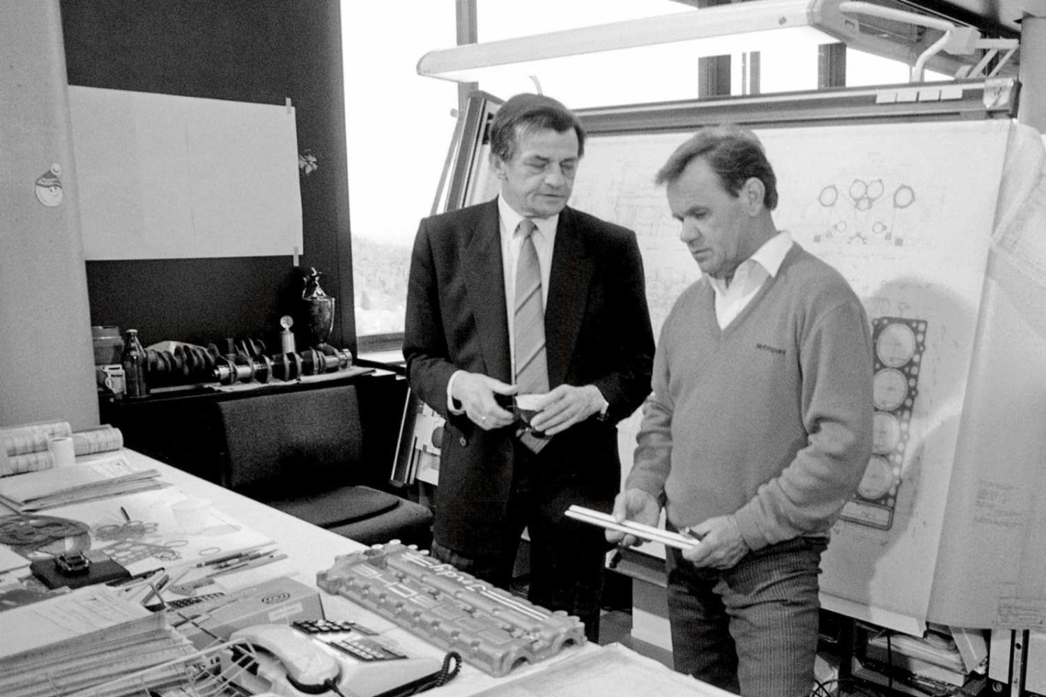 Emblématique. Découvrez comment les moteurs turbo sont nés chez Porsche Vincent Schäffer et Hans Mezger. Photo : Archives de l’entreprise Porsche AG