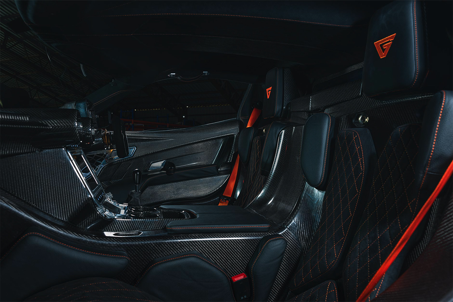 Avec V8 et boîte de vitesses manuelle. Ginetta Akula est une voiture de sport à l'ancienne 1726043009 866 Avec V8 et boite de vitesses manuelle Ginetta Akula est