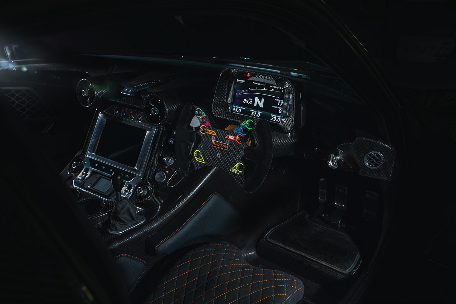 Avec V8 et boîte de vitesses manuelle. Ginetta Akula est une voiture de sport à l'ancienne 1726043009 89 Avec V8 et boite de vitesses manuelle Ginetta Akula est