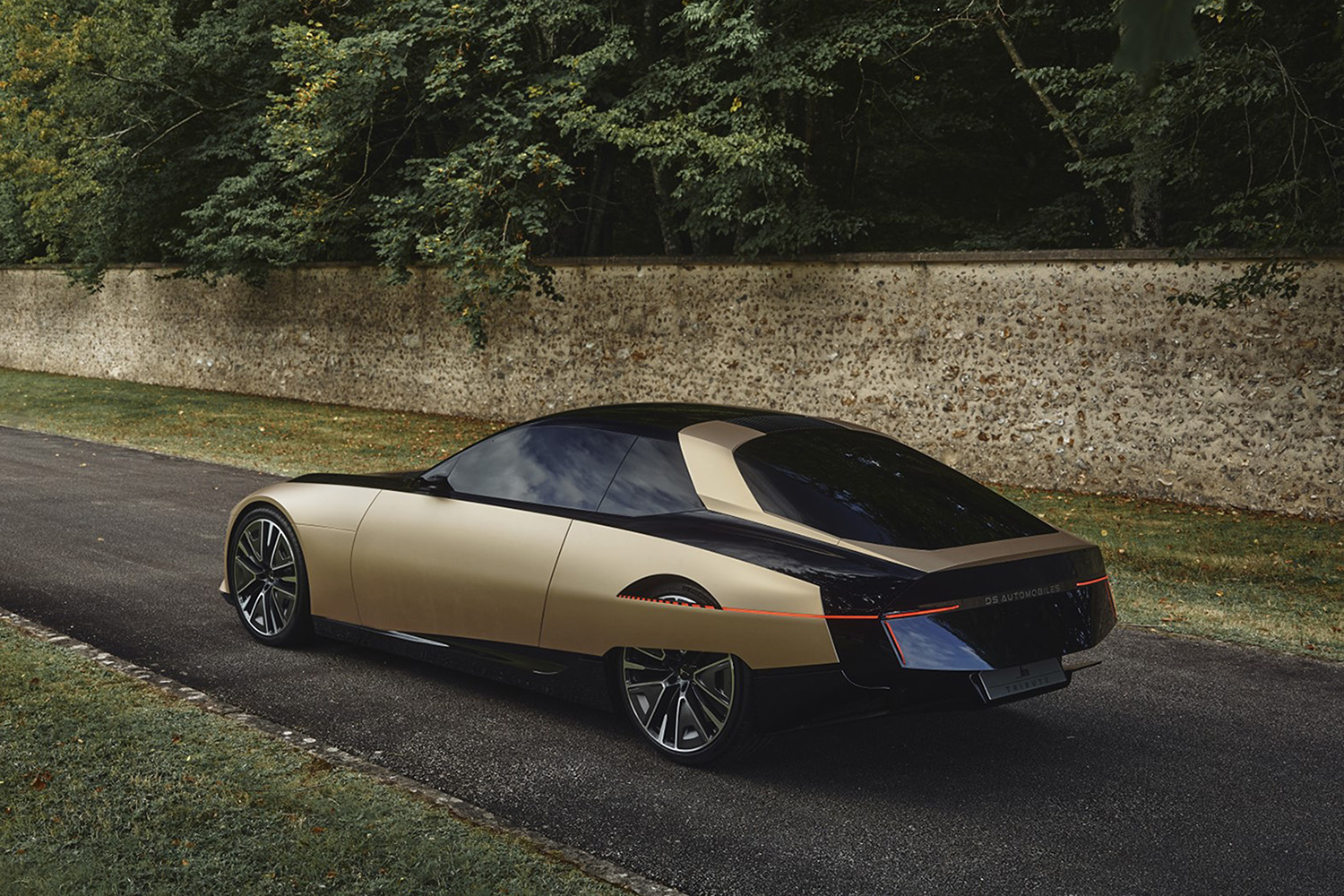 Hommage à l'emblématique SM. DS célèbre l'élégance avec le SM Tribute DS SM Hommage