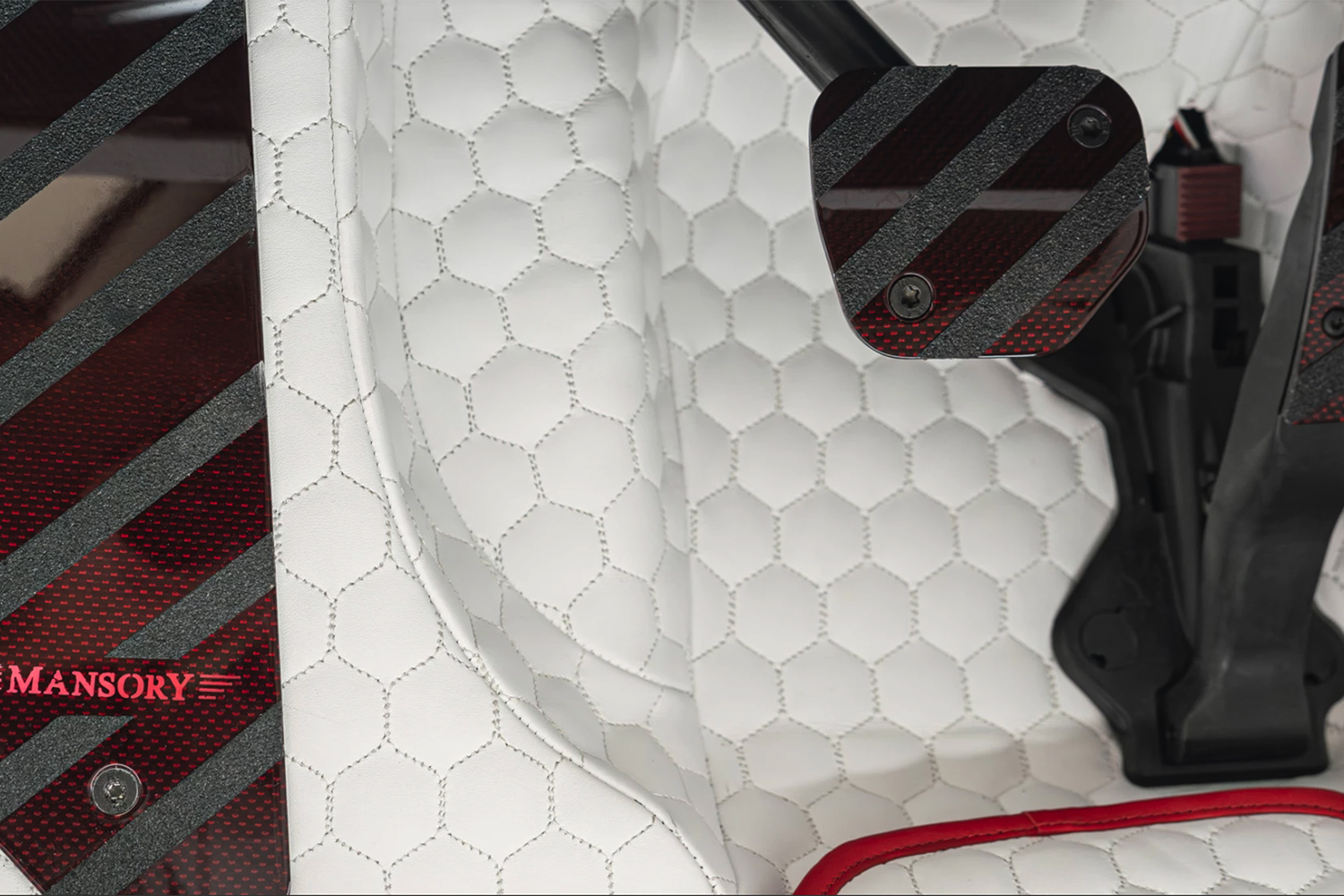Les efforts de Mansory n'ont même pas oublié les pédales et le revêtement de sol