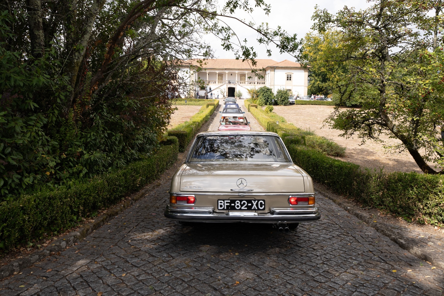 1727371414 314 Tournee des Classiques De rares Mercedes ont defile dans le