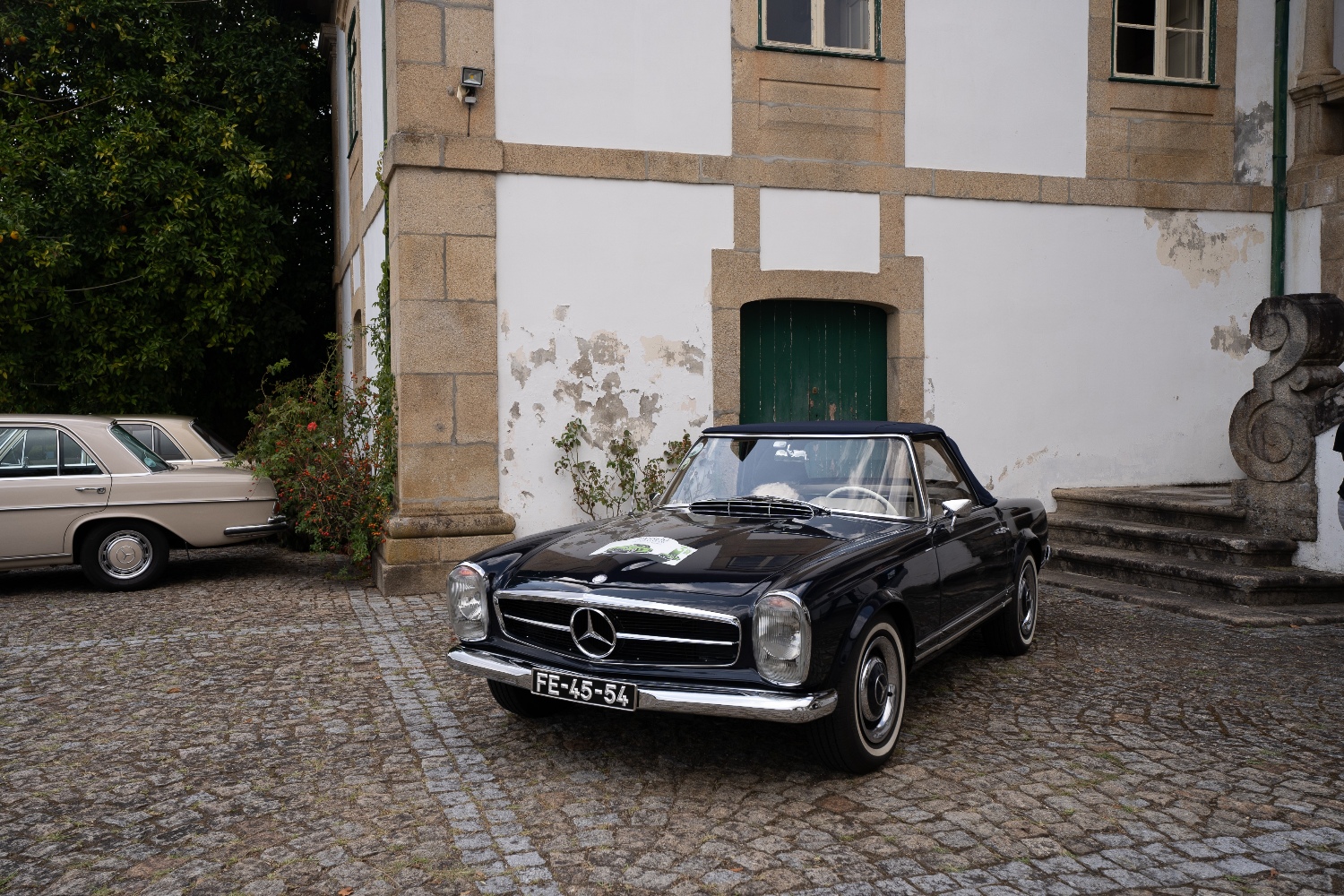 1727371414 796 Tournee des Classiques De rares Mercedes ont defile dans le