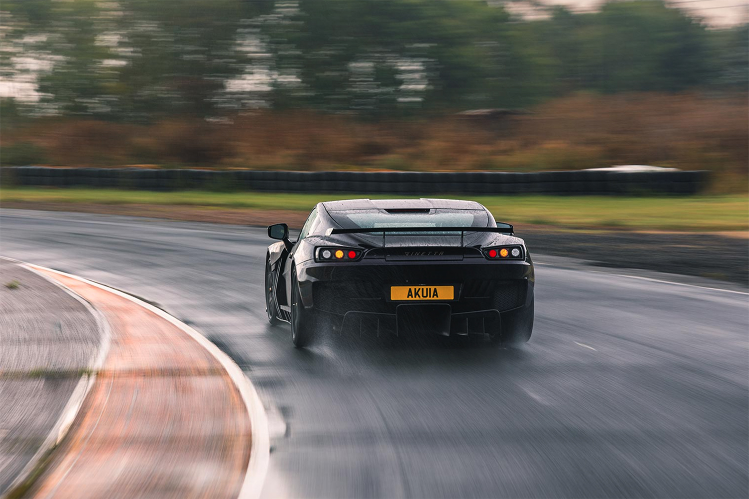 Avec V8 et boîte de vitesses manuelle. Ginetta Akula est une voiture de sport à l'ancienne Avec V8 et boite de vitesses manuelle Ginetta Akula est