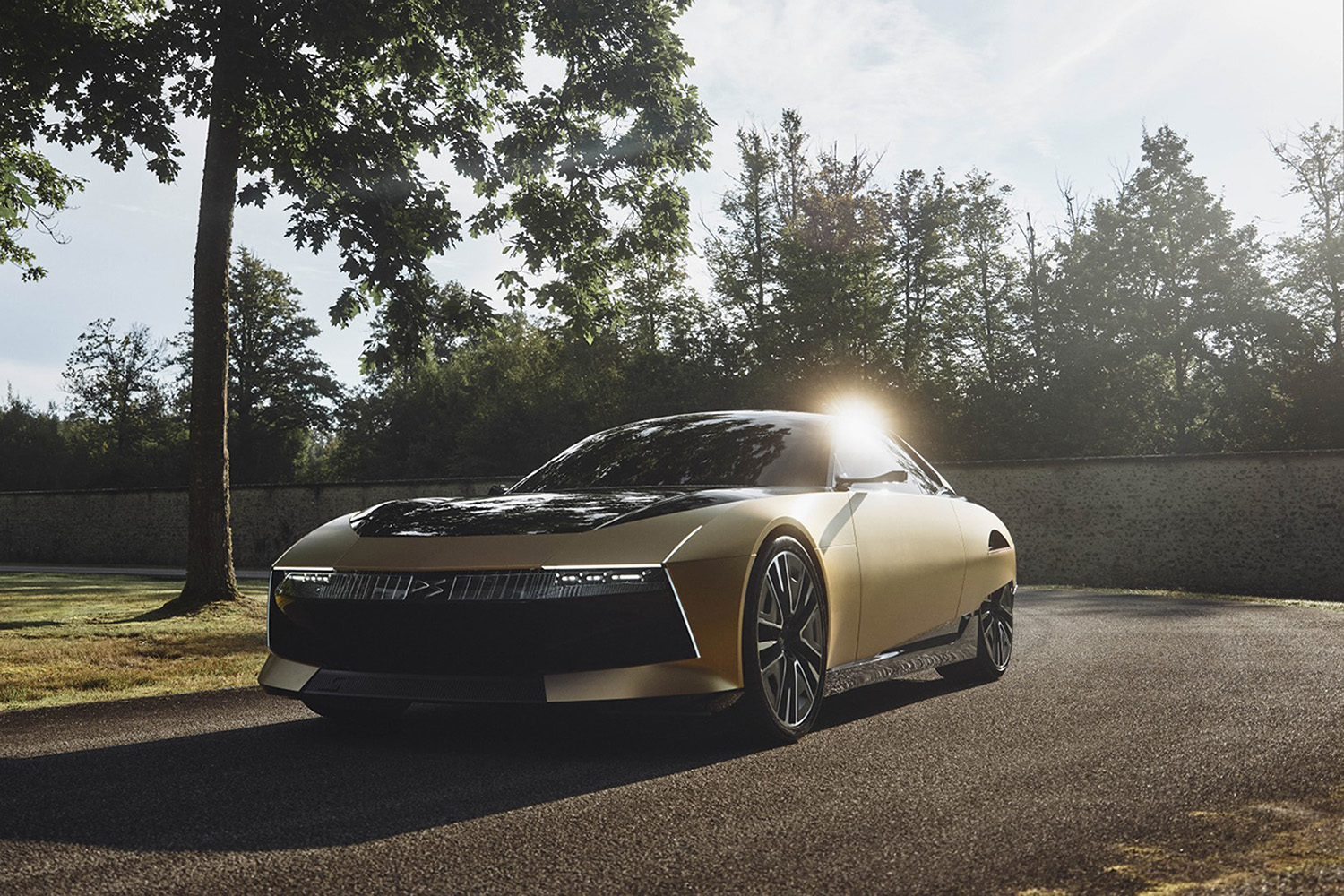 Hommage à l'emblématique SM. DS célèbre l'élégance avec le SM Tribute DS SM Hommage