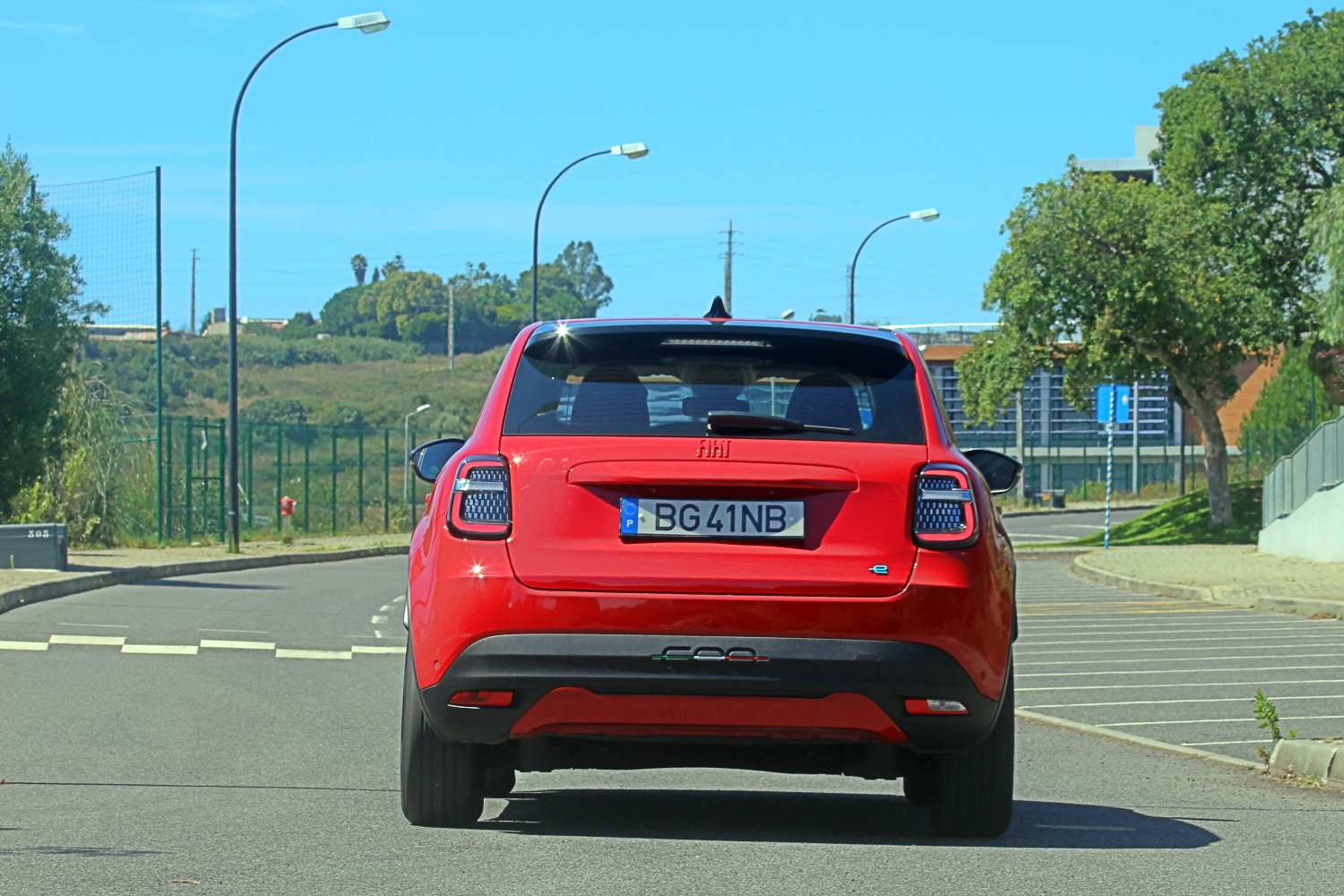 1727864613 564 Fiat 600e Rouge Le charme italien ne fait pas tout