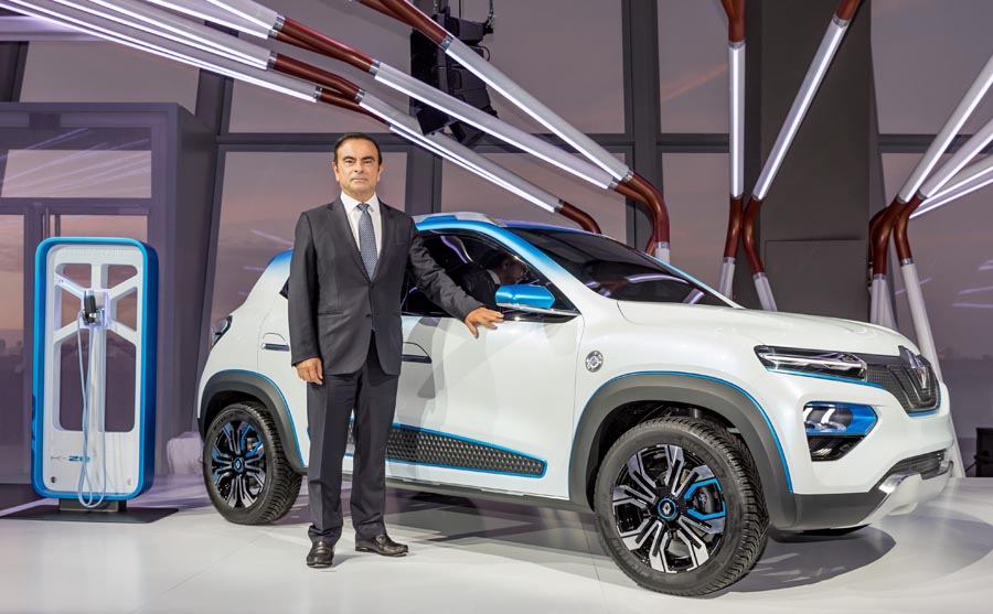Carlos Ghosn à côté du showcar K-ZE, en 2018