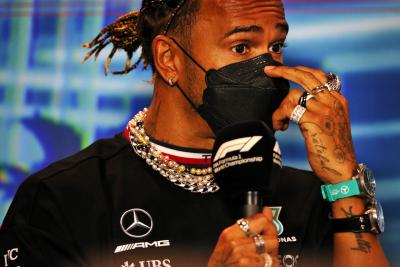 Lewis Hamilton proteste contre les règles de la FIA en matière de bijoux lors du GP de Miami 2022 / XPB Images