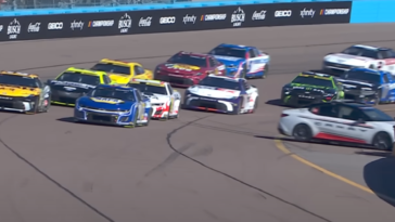 Regardez l'accident de Pace Car de NASCAR à mi-course Regardez l'accident de Pace Car de NASCAR à mi-course