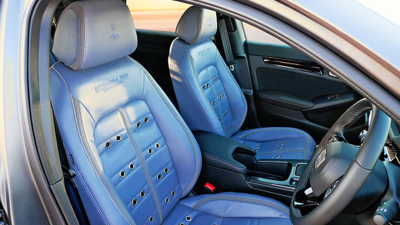 Rien ne ressemble mieux à une muscle car que des sièges perforés