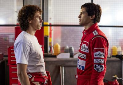 Matt Mella dans le rôle d'Alain Prost et Gabriel Leone dans le rôle d'Ayrton Senna dans Senna