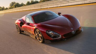 Regardez l'Alfa Romeo 33 Stradale atteindre 207 mph