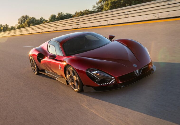 Regardez l'Alfa Romeo 33 Stradale atteindre 207 mph Regardez l'Alfa Romeo 33 Stradale atteindre 207 mph