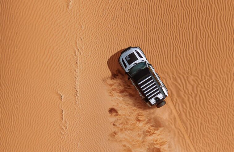 Un Land Rover Defender presque prêt à être exposé en salle d'exposition participera au Dakar Un Land Rover Defender presque prêt à être exposé en salle d'exposition participera au Dakar