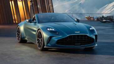 L'Aston Martin Vantage Roadster est là, et elle attire l'attention
