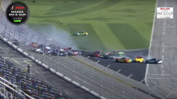 Regardez la moitié d'un champ de mazda mx-5 tasse de voitures épave de voitures