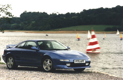 10 voitures raisonnablement bon marché avec des phares pop-up