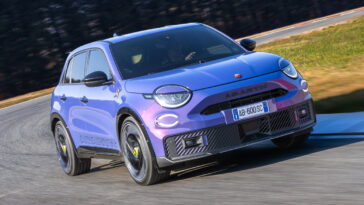 Abarth 600E Scorpionissima obtient le prix au Royaume-Uni réduit de 2100 £