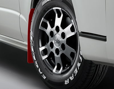 Même la Toyota Hiace a maintenant des pièces de course Gazoo Toyota Hiace - roues GR