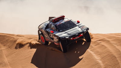 La voiture de rallye Audi oubliée se présente dans un dépotoir tchèque illégal